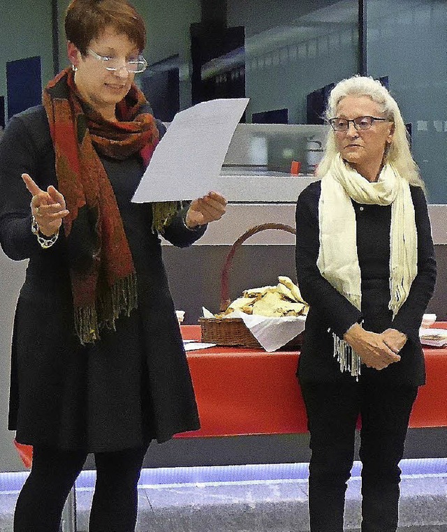 Josette Delamare (rechts) stellt in de...t stellte sie bei er Vernissage  vor.   | Foto: Freundeskreis Fecamp