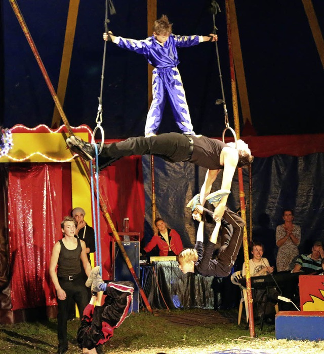 Junge Artisten in der Manege.   | Foto: Katharina Bartsch