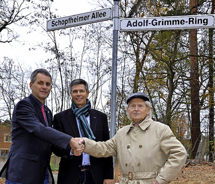 Die Bürgermeister Michael Grubert,   C... neuen Straßenschild in Kleinmachnow.   | Foto: Martina Bellack