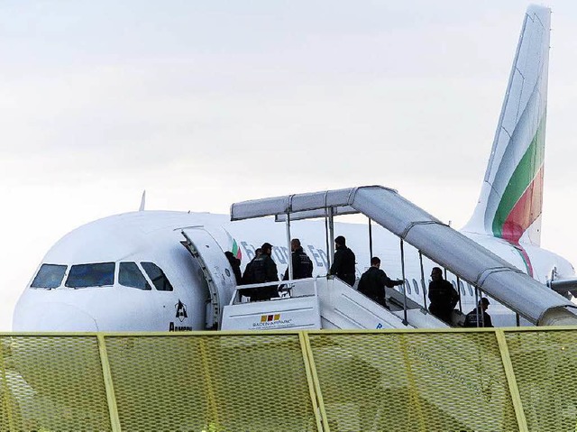 Abgelehnte Asylbewerber steigen Ende 2...er Sammelabschiebung in ein Flugzeug.   | Foto: dpa