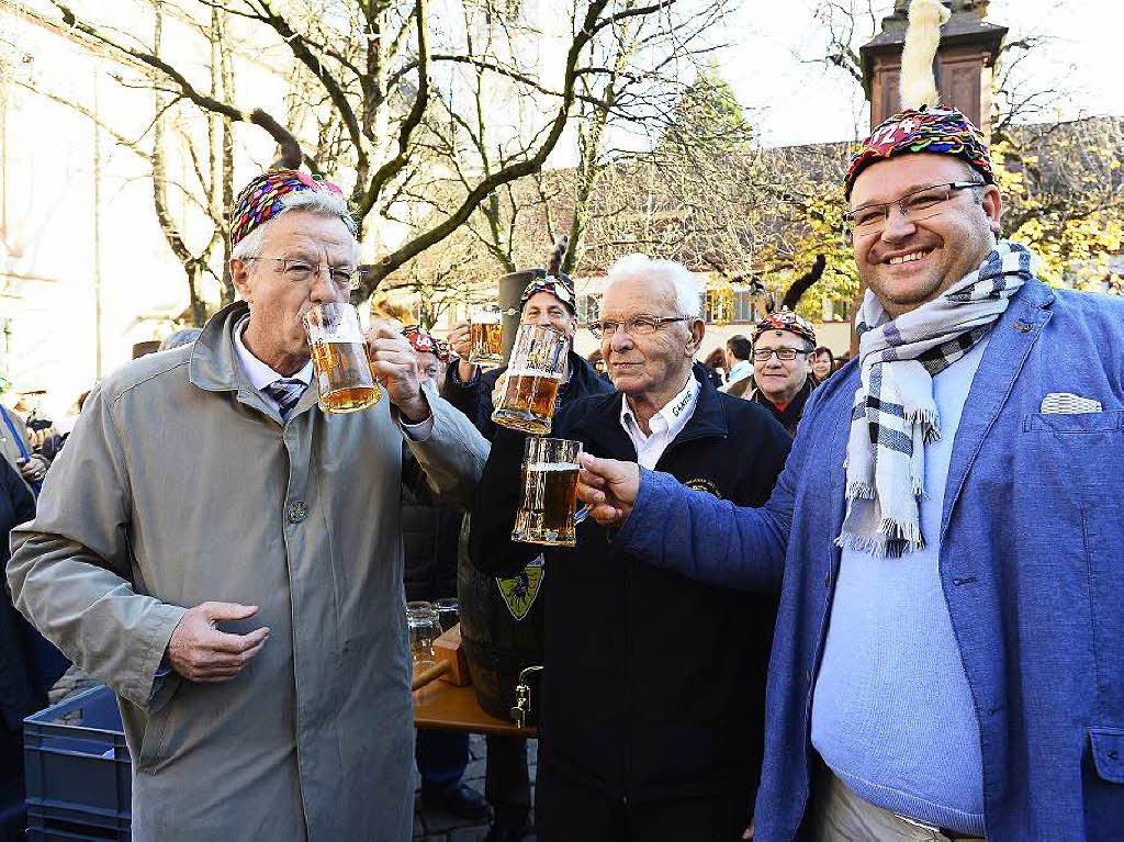 In Freiburg haben die Fasnetrufer die fnfte Jahreszeit traditionell mit dem Fassanstich auf dem Rathausplatz erffnet.