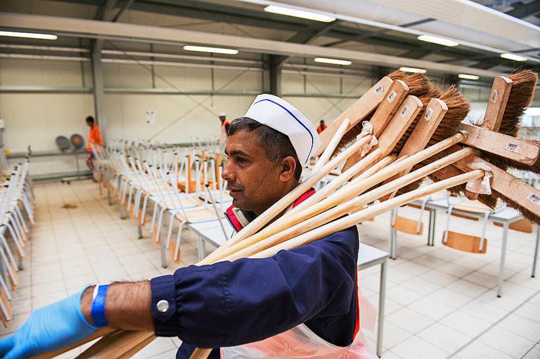 Dieser Flchtling aus Pakistan arbeitet in der Erstaufnahmestelle in Ellwangen.  | Foto: dpa
