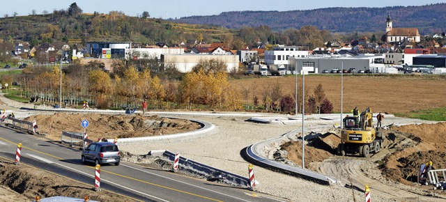 Die Bauarbeiten am Kreisverkehr an der... Gestaltung des Bauwerks beschftigt.   | Foto: olaf michel