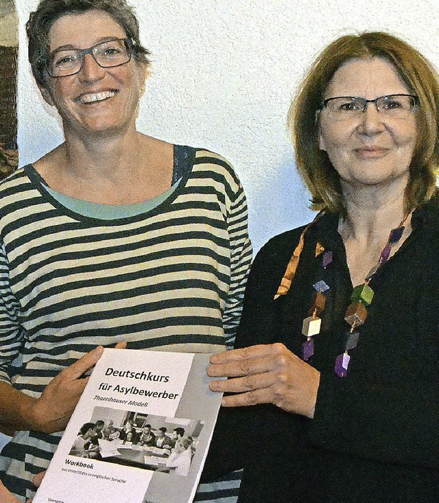 Sigrid Fuchs (links)  freut sich mit S...cher, die angeschafft werden konnten.  | Foto: SENF