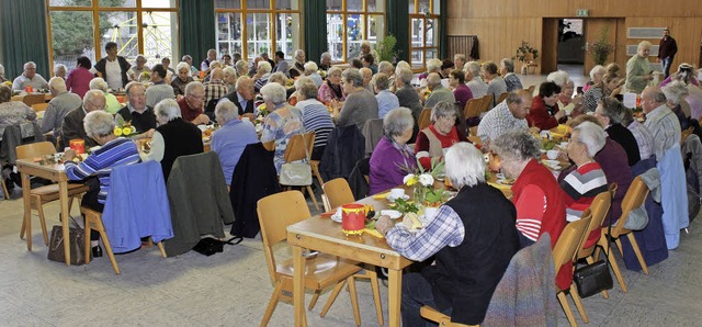 Rund 90 Senioren und Seniorinnen folgt...er Gemeinde zum Nachmittag in Istein.   | Foto: Cremer