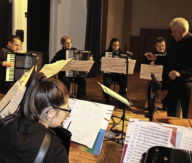 Das Akkordeon-Ensemble Kollnau erffne...mm, Latin Dance sorgte fr viel Spa.   | Foto: Fotos: Heiss
