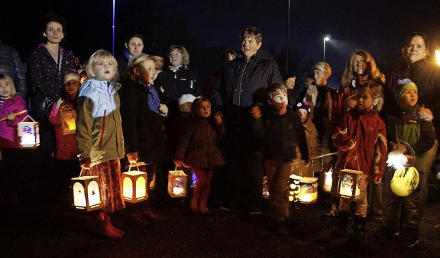 Der Buchenbrandkindergarten brachte be...tinsumzug Flchtlingen ein Licht mit.   | Foto: verena wehrle