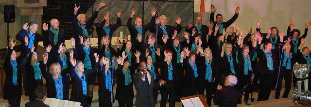 Der Gospelchor und Solist Malcolm Gree... Mikrofon) begeisterten das Publikum.   | Foto: ulrike jger