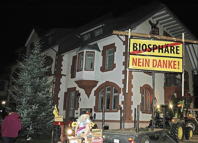 Im Vorfeld der Gemeinderatssitzung dem...es Biosphrengebiets vor dem Rathaus.   | Foto: Christiane Sahli