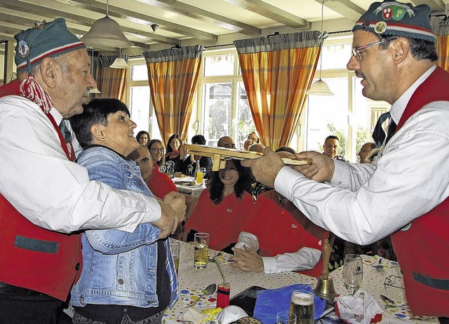 Auch Maggie Lenz  durfte einmal krfti...d, rechts Zunftmeister Ralf Siebold.    | Foto: Freudig