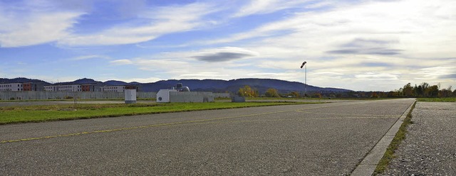 Die vorgeschlagene Trassenvariante V 7...ndebahn des Flugplatzes zerschneiden.   | Foto: Seller