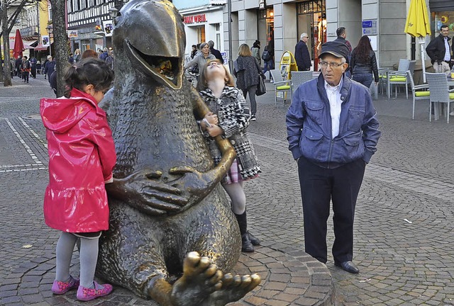 Die Enkel bei den Werres-Vgeln beaufs... weiterer Sitzgelegenheiten sondiert.   | Foto: Burgmaier