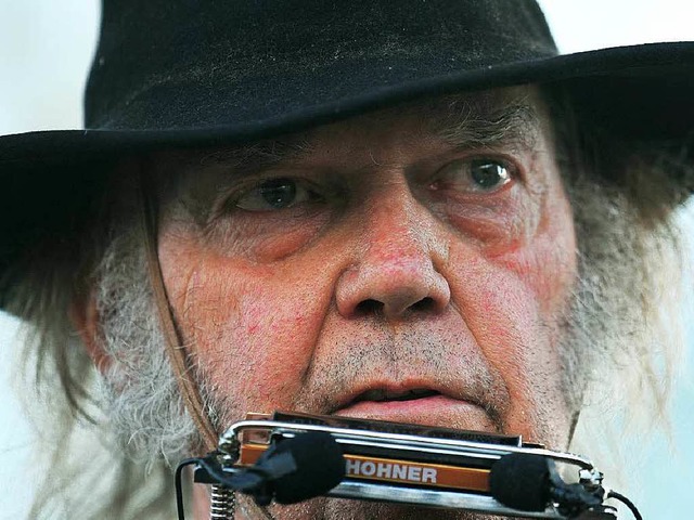 Von Altersmilde keine Spur: Neil Young bei einem Konzert 2014.  | Foto: dpa