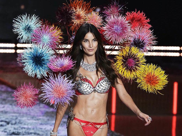 Model Lily Aldridge im diamantenbesetzten &#8222;Fantasy Bra&#8220;  | Foto: dpa