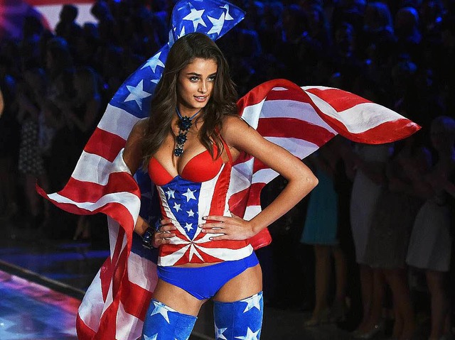 Model Taylor Hill zeigt Flagge.  | Foto: AFP