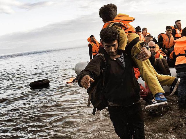 Whrend in Deutschland ber das Dublin...esbos weiterhin tglich  Flchtlinge.   | Foto: AFP