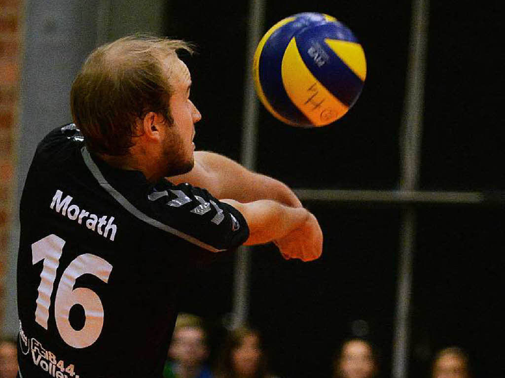 Libero Oliver Morath nimmt den Ball im Bagger.