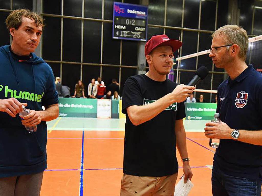 Kurzinterview  nach dem Spiel: die Trainer Wolfgang Beck (1844, links) und Michael Warm (United Volleys, rechts).