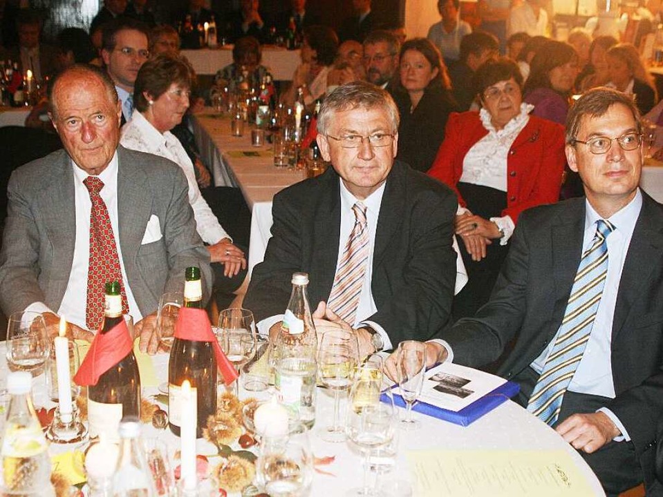 2009: Ehrenbürger Alex Gütermann mit d...r und Landrat Hanno Hurth (von links).  | Foto: Gerda Oswald
