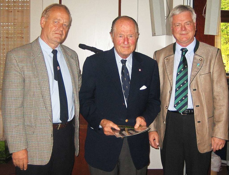 2010: Vizepräsident Peter Rahner, das ...t Strecker beim Golfclub  (von links).  | Foto: Verein