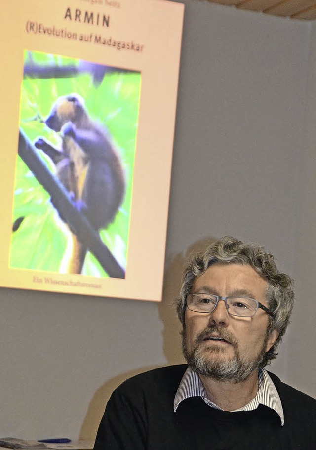 Bernd-Jrgen Seitz, Autor des Buchs &#...adagaskar&#8220;, las in Yach daraus.   | Foto: Bernd Fackler