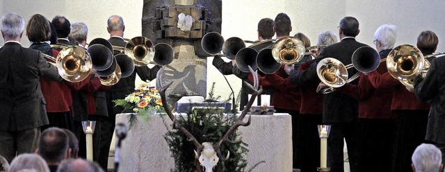 Bei der Hubertusmesse stehen die Jagdh...t der ffnung des Horns zum Publikum.   | Foto: Erik Stahlhacke