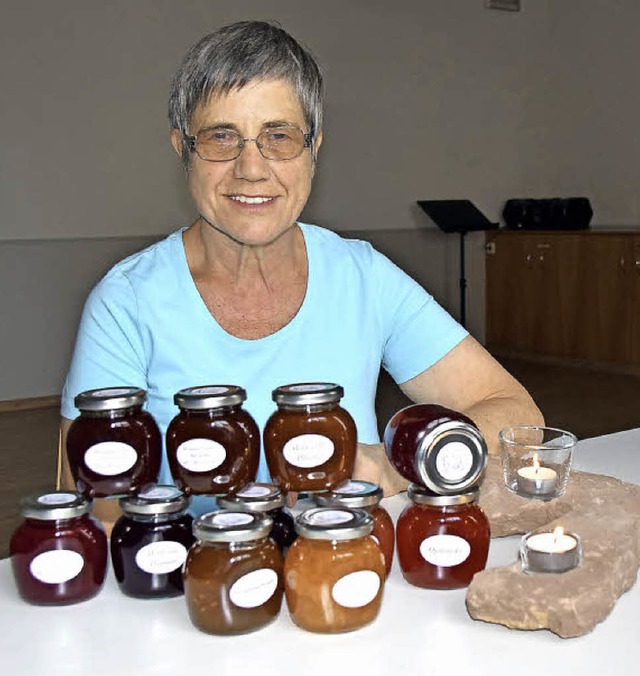 Maria Deschler mit den Marmeladen und den Steinen   | Foto: Sarah Nltner