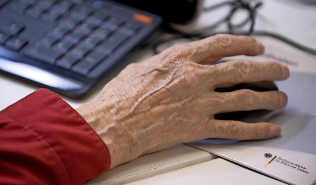 Computer und Internet bieten Senioren ...sgerechte Mglichkeiten zum Netzwerken  | Foto:  Tim Brakemeier (dpa)