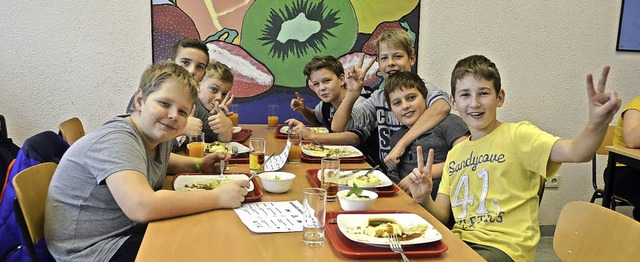 Das Essen schmeckt in der Hans-Thoma-S...e Platzverhltnisse sind nicht ideal.   | Foto: Felix Held