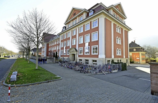 Sieht aus wie neu, steht aber schon se...arkante Schulgebude in der Oberwiehre  | Foto: Ingo Schneider