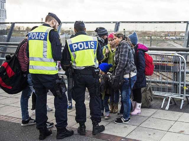 Schwedische Grenzpolizisten im Gesprch mit Migranten   | Foto: DPA