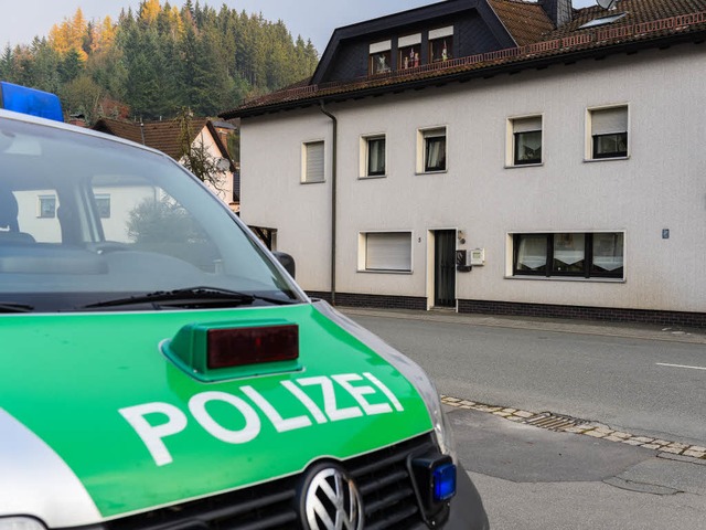 Ein Polizeiwagen steht vor dem Haus in...ie sieben Babyleichen gefunden wurden.  | Foto: dpa