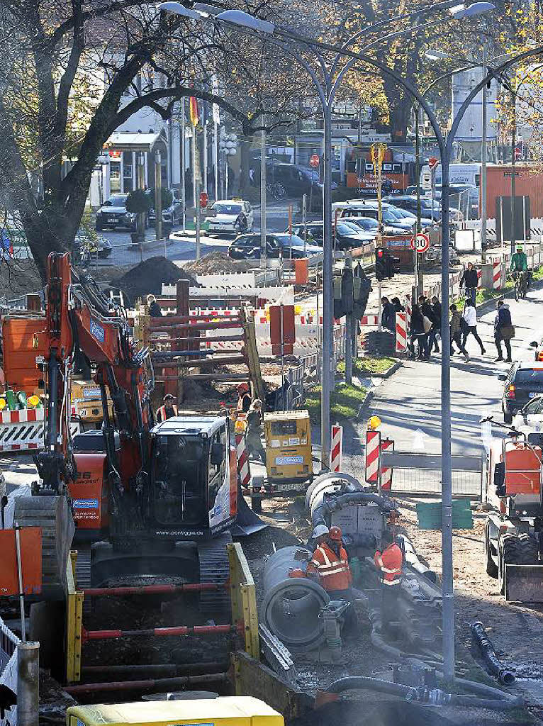 In Freiburgs Rotteckring knubbeln sich Baustellen und der Verkehr. Wie es sich da arbeitet, zeigt ein Besuch bei den Kanalbauern.