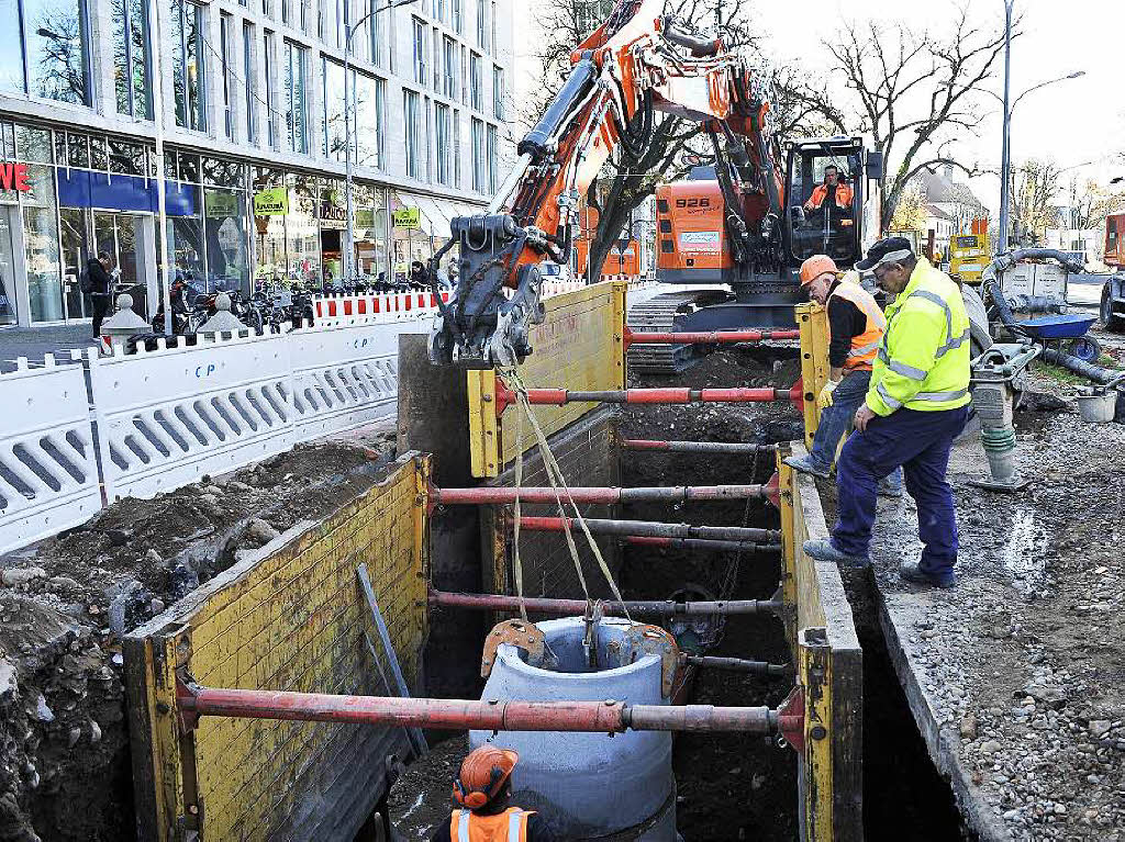 Die Bauarbeiter erneuern den alten Kanal von 1891, bevor die Stadtbahnlinie ber den Rotteckring gebaut wird. Der neue Kanal liegt in fnf Meter Tiefe.