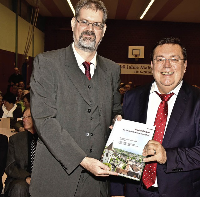 Historiker Andre Gutmann und Brgermei...die Dorfchronik  fr Malterdingen vor.  | Foto: Dieter Erggelet