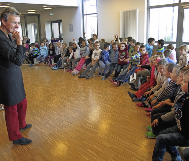 Kinderbuchautorin Andrea Hensgen (links) war in der Sonnenrainschule zu Gast  | Foto: Jutta Schtz