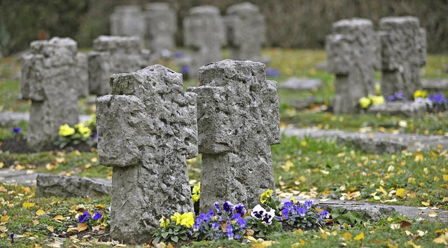 Auf dem Alten Friedhof in Mllheim erinnern Steinkreuze an gefallene Soldaten.   | Foto: Volker Mnch