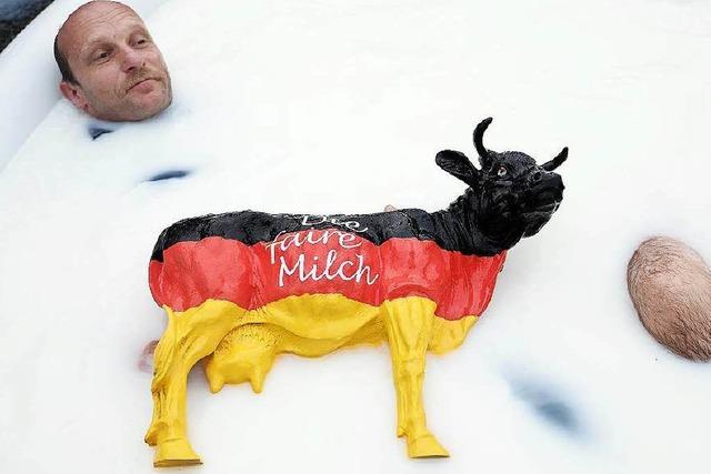 Bauern protestieren in Kehl mit Milchbad gegen niedrige Preise