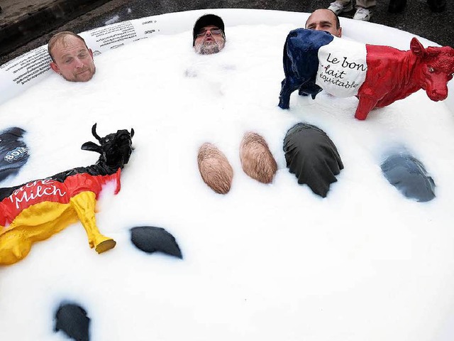 Deutsche und franzsische Milchbauern ... aus Protest in Kehl in Milch gebadet.  | Foto: AFP