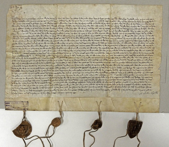 700 Jahre alte Urkunde im Stadtarchiv.    | Foto: Stadt Waldkirch