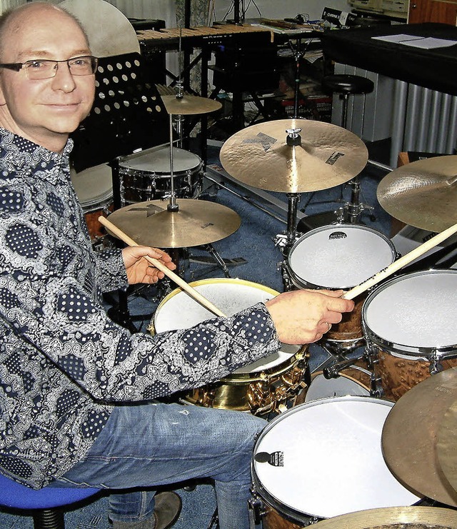 Der Maulburger Schlagzeuger Michael De... perkussiver Instrumente einzutauchen.  | Foto: Roswitha Frey