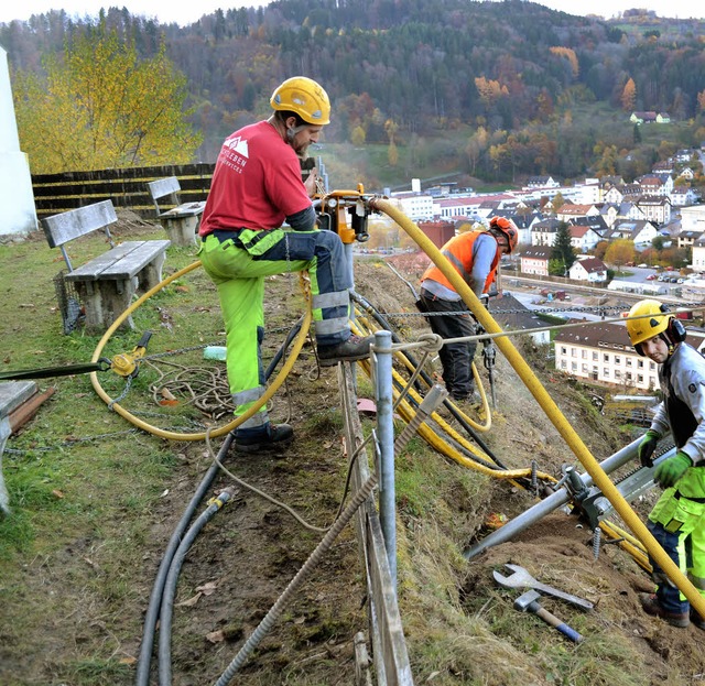 Sicherungsarbeiten bei der Kalvarienbe...n luftiger Hhe ber derSchwanenstadt.  | Foto: Paul Berger