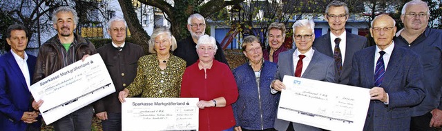 ber die Spenden freuten sich (von lin..., Hermann Flensberg und Bernd Mller.   | Foto: Sedlak