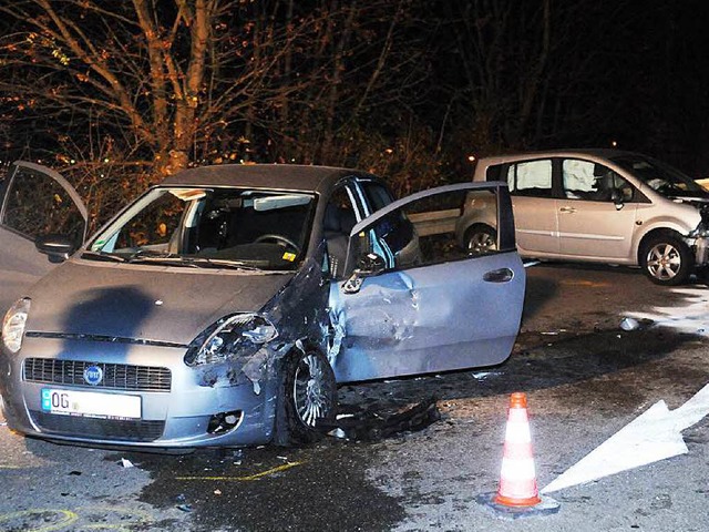 Zwei der fnf Autos, die in den Unfall auf der B 36 verwickelt waren.  | Foto: WOLFGANG KUENSTLE               