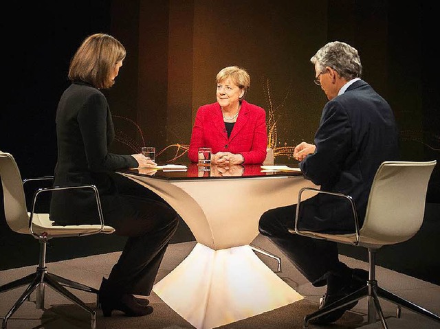 Bundeskanzlerin Angela Merkel mit Bett...g &#8222;Was nun, Frau Merkel?&#8220;.  | Foto: dpa
