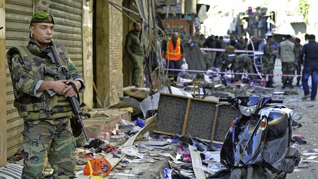 Ein libanesischer Soldat am Ort der At... in einem Schiiten-Viertel von Beirut   | Foto: DPA