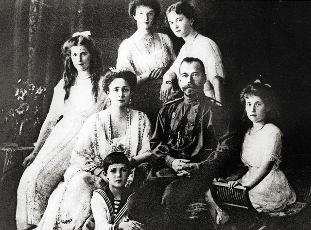 Der letzte russische Zar Nikolaus II. ...ner  Familie (undatiertes Archivfoto)   | Foto: DPA