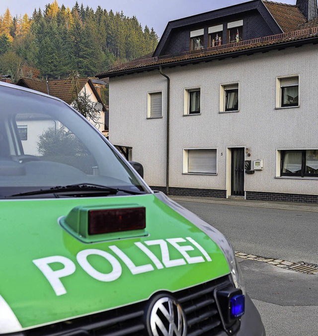 Die Polizei vor dem Haus in Wallenfels...reste von acht Babys gefunden wurden.   | Foto: DPA