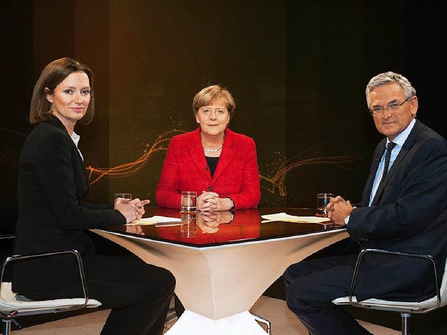 Kanzlerin Angela Merkel mit den Journalisten Bettina Schausten und Peter Frey  | Foto: AFP