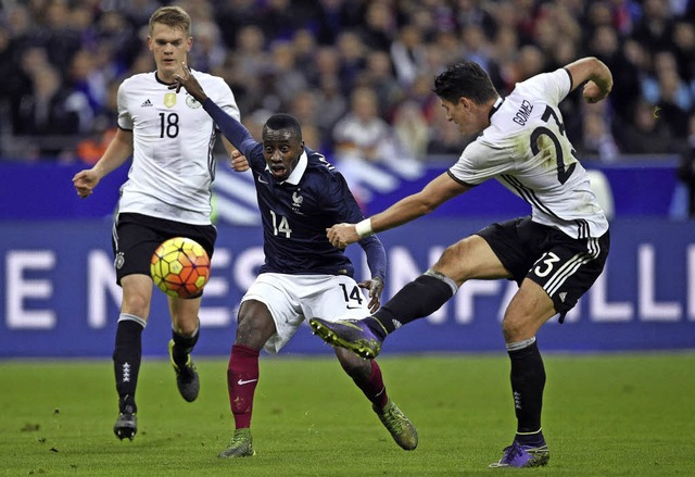 Mario Gomez (rechts) schiet, Matthias...e Matuidi sind in der Beobachterrolle.  | Foto: afp